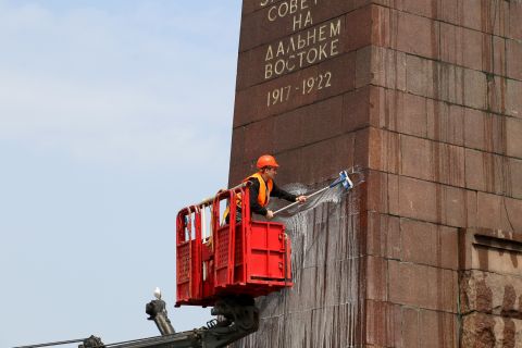 Памятники Владивостока готовят к праздникам 